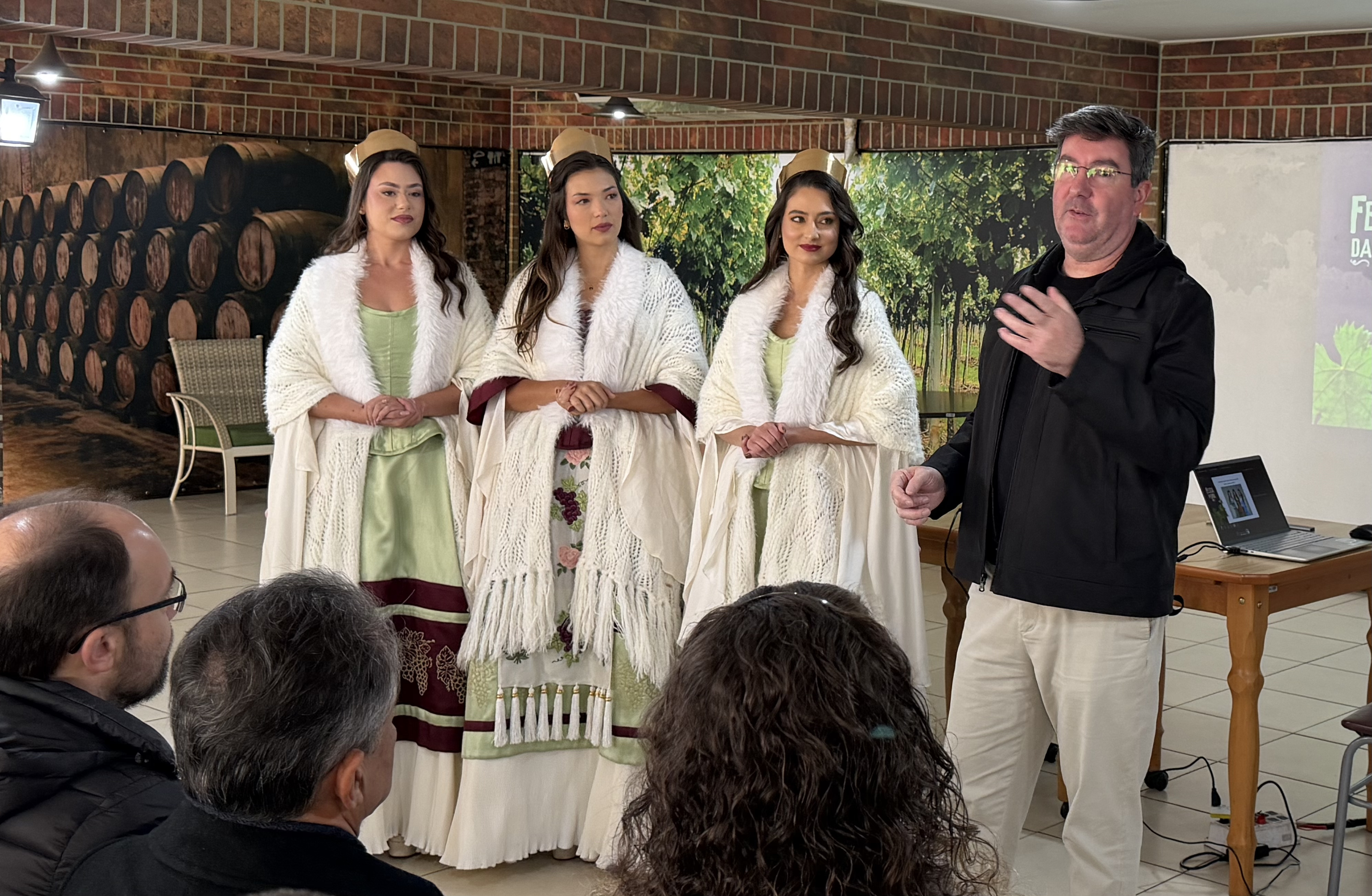 presidente Fernando Bertotto Rainha e princesas - foto Carla Pezzi-1781798796.jpg